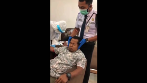 Clip: Người đàn ông to lớn khóc ầm ĩ khi bác sĩ lấy máu