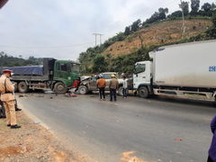 Tai nạn liên hoàn 3 xe ô tô, quốc lộ 6 ùn tắc cục bộ