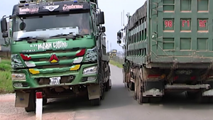 Video: Vì sao đường gom cao tốc Bắc Giang - Lạng Sơn xuống cấp trầm trọng?