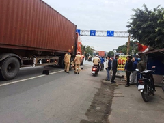 Giúp người gặp nạn trên đường, người đàn ông bị container tông chết thương tâm