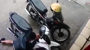 Clip: Tên trộm xe máy bị phát hiện vì bật xi nhan kiểm tra