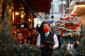 Người dân Anh muốn đón Noel bất chấp dịch COVID-19 