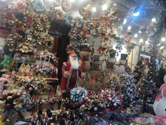 Thị trường Hà Nội rực rỡ mùa Giáng sinh, người mua vẫn thưa thớt