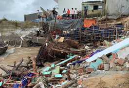 Ảnh: Hãi hùng cảnh sóng đánh tan nát bờ kè, quật sập nhà dân ven biển 