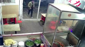 Clip: Chàng thực khách làm vỡ cửa vì kính quá trong