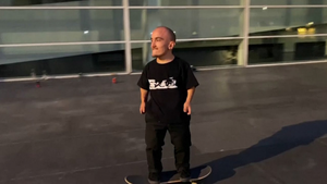 Video: Nghị lực của 'chàng lùn trượt ván' ở Tây Ban Nha