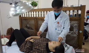 Trời lạnh, người trẻ liệt mặt, méo miệng do thói quen xấu này