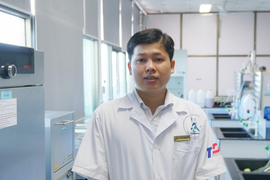 Tiến sĩ 9x từng đi bộ xuyên rừng đến trường, ôn bài dưới ánh đèn dầu