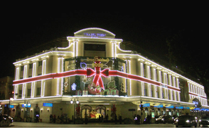 Trung tâm thương mại Hà Nội rực rỡ mùa Giáng Sinh 2020