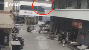 Người đàn ông 'đánh rơi' giường sắt từ tầng 3, trúng đầu người dưới đường