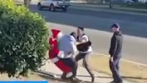 Video: Cảnh sát Mỹ cải trang ông già Noel 'hốt gọn' băng nhóm trộm ô tô