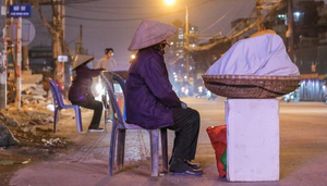Người lao động ở Hà Nội miệt mài mưu sinh trong đêm lạnh thấu xương