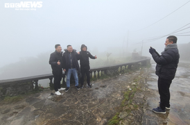 Du khách háo hức lên đỉnh Mẫu Sơn săn băng tuyết