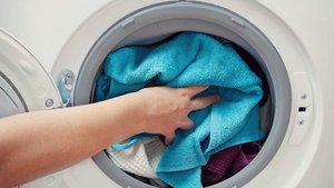 Cho tay vào máy giặt, bé trai 6 tuổi bị đứt lìa ngón tay