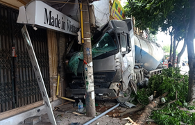 Xe bồn lao lên vỉa hè, húc đổ hàng loạt biển hiệu nhà dân
