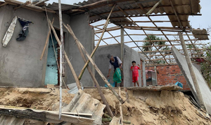 Triều cường quật sập nhà cửa, dân nơm nớp lo sợ