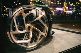 Ngắm siêu xe 13 triệu USD của Bugatti dịp Giáng Sinh