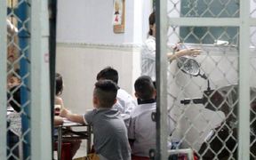 Bị giáo viên gây khó dễ do không đi học thêm, tôi có nên chuyển trường cho con?