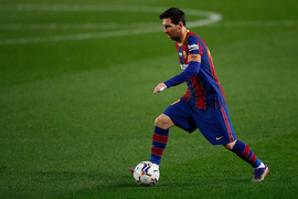 Messi cân bằng kỷ lục của Pele