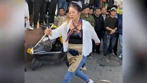 Video: Độc đáo màn 'múa chảo' của cô gái bán cơm chiên tại Trung Quốc