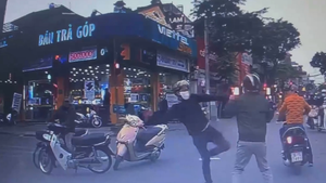 Video: Va chạm xe nhẹ, 2 người đàn ông đánh nhau túi bụi trên phố Hà Nội
