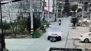 Video: Bị cuốn vào gầm ô tô, tài xế xe máy may mắn thoát chết