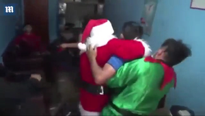 Video: Ông già Noel cầm búa đi bắt tội phạm ma tuý