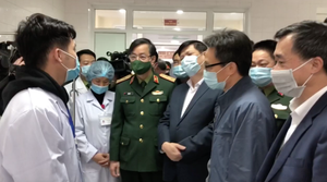 Phó Thủ tướng Vũ Đức Đam động viên người tình nguyện tiêm vaccine COVID-19