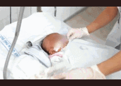 Mẹ đẻ rơi trong nhà vệ sinh bệnh viện rồi mang con bỏ vào thùng rác 