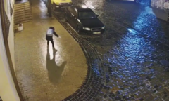 Clip: Cô gái ngã dúi dụi mấy chục lần do vỉa hè quá trơn