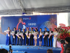 Cùng Phi Thanh Vân, Tiểu Vy khám phá bệnh viện thẩm mỹ 5 sao tại Sài Gòn