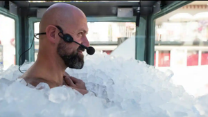 Video: Người đàn ông lập kỷ lục ngâm mình trong đá lạnh hơn 2 giờ đồng hồ