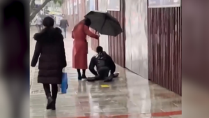 Video: Xúc động cảnh cô gái cầm ô che cho người bị tật 2 chân dưới mưa