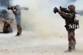 Video: Lộ diện súng phóng lựu nhiệt áp mới của Trung Quốc 