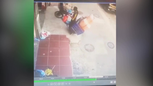 Clip: Xe máy ngã ngửa vì chở quá nặng, tài xế chổng vó lên trời