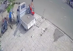 Clip: Thanh niên chơi trội phóng xe máy qua thùng ô tô