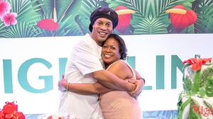 Mắc COVID-19, mẹ Ronaldinho nguy kịch