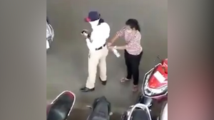 Video: Nữ cảnh sát giao thông vờ xem điện thoại để nhận hối lộ