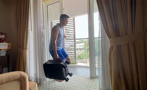 Video: Kiatisak tập tạ bằng vali trong phòng cách ly