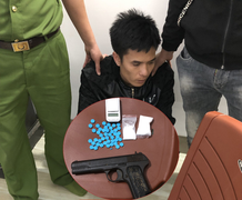 Phát hiện súng K54 trong nhà kẻ tàng trữ ma túy ở Đắk Nông