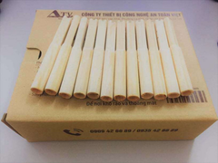 Cảnh sát giao thông dùng ống thổi bằng tre kiểm tra nồng độ cồn