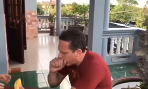 Clip: Vẻ mặt đau khổ của khách Tây khi ăn sầu riêng