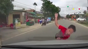 Video: Sang đường không quan sát, cậu bé bị ô tô húc văng 