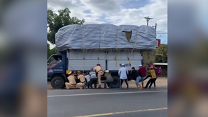 Video: CSGT cùng người dân giúp xe quá khổ không bị lật trên đường