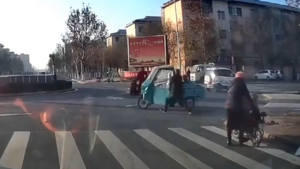 Video: Người đàn ông dũng cảm ngăn xe ba gác gây tai nạn ở ngã tư