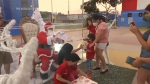 Ông già Noel thời COVID-19: Đón Giáng Sinh trong lồng nhựa