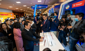 Người dùng háo hức trải nghiệm điện thoại Vsmart 5G 'Make in Vietnam'