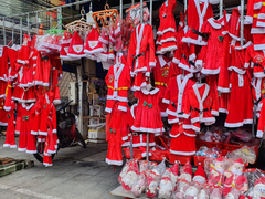 Thị trường mùa Giáng sinh: Hàng phong phú, người mua ít