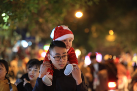 Chùm ảnh: Người Hà Nội chen nhau đón Giáng sinh trong đêm lạnh