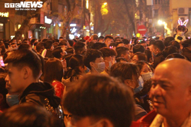 Người dân cả nước náo nức xuống đường đón Noel